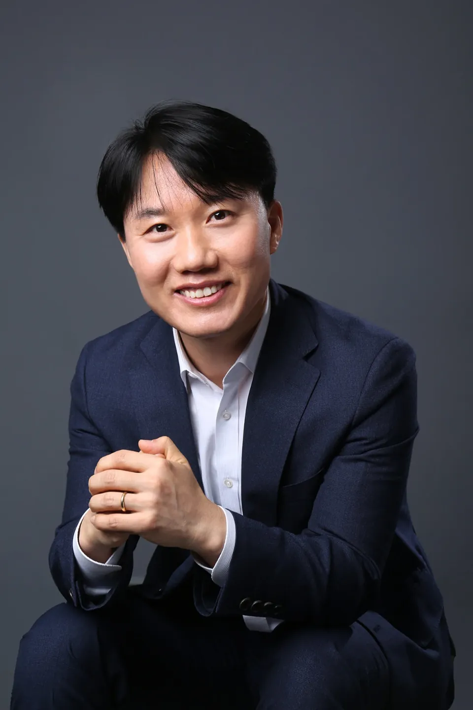 정장 차림으로 미소 짓는 대표세무사 지병근 세무사